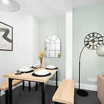 Three Bed House - Accommodates 7 - Parking - Garden - Harborne 465H