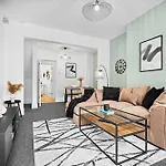 Three Bed House - Accommodates 7 - Parking - Garden - Harborne 465H