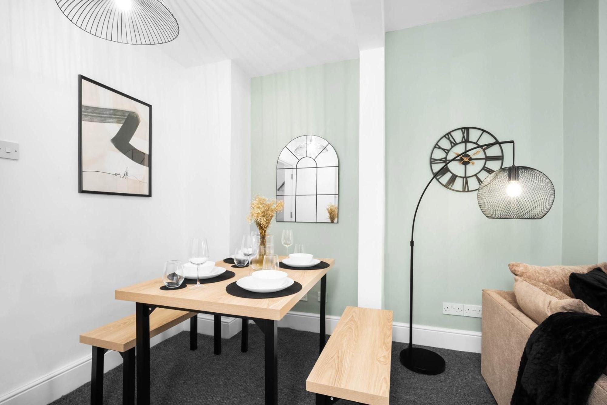 Holiday home Three Bed House - Accommodates 7 - Parking - Garden - Harborne 465h Birmingham