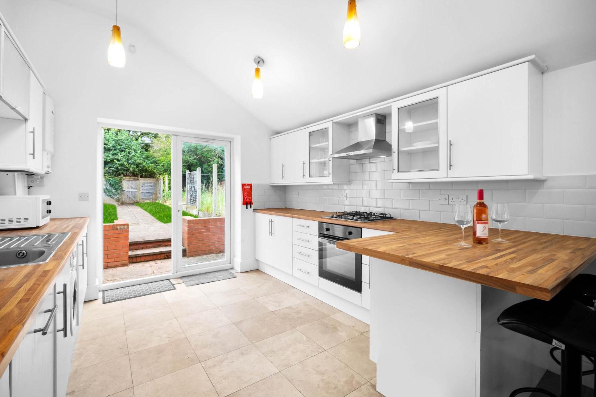 Holiday home Three Bed House - Accommodates 7 - Parking - Garden - Harborne 465h *