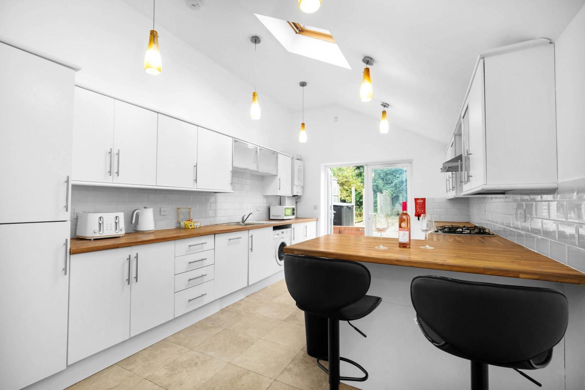 Holiday home Three Bed House - Accommodates 7 - Parking - Garden - Harborne 465h Birmingham