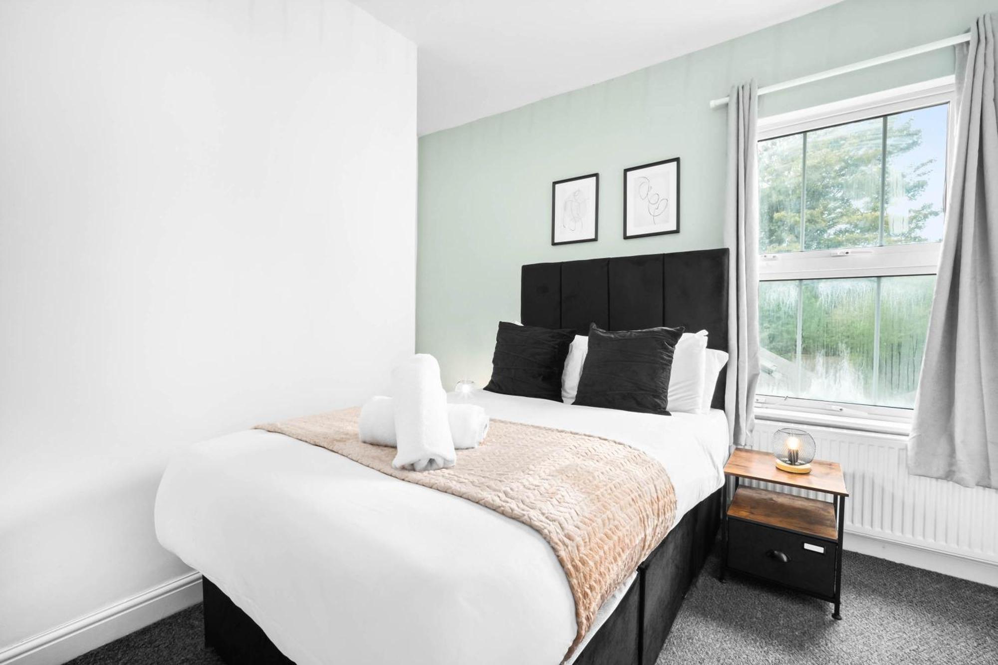 Three Bed House - Accommodates 7 - Parking - Garden - Harborne 465h Birmingham