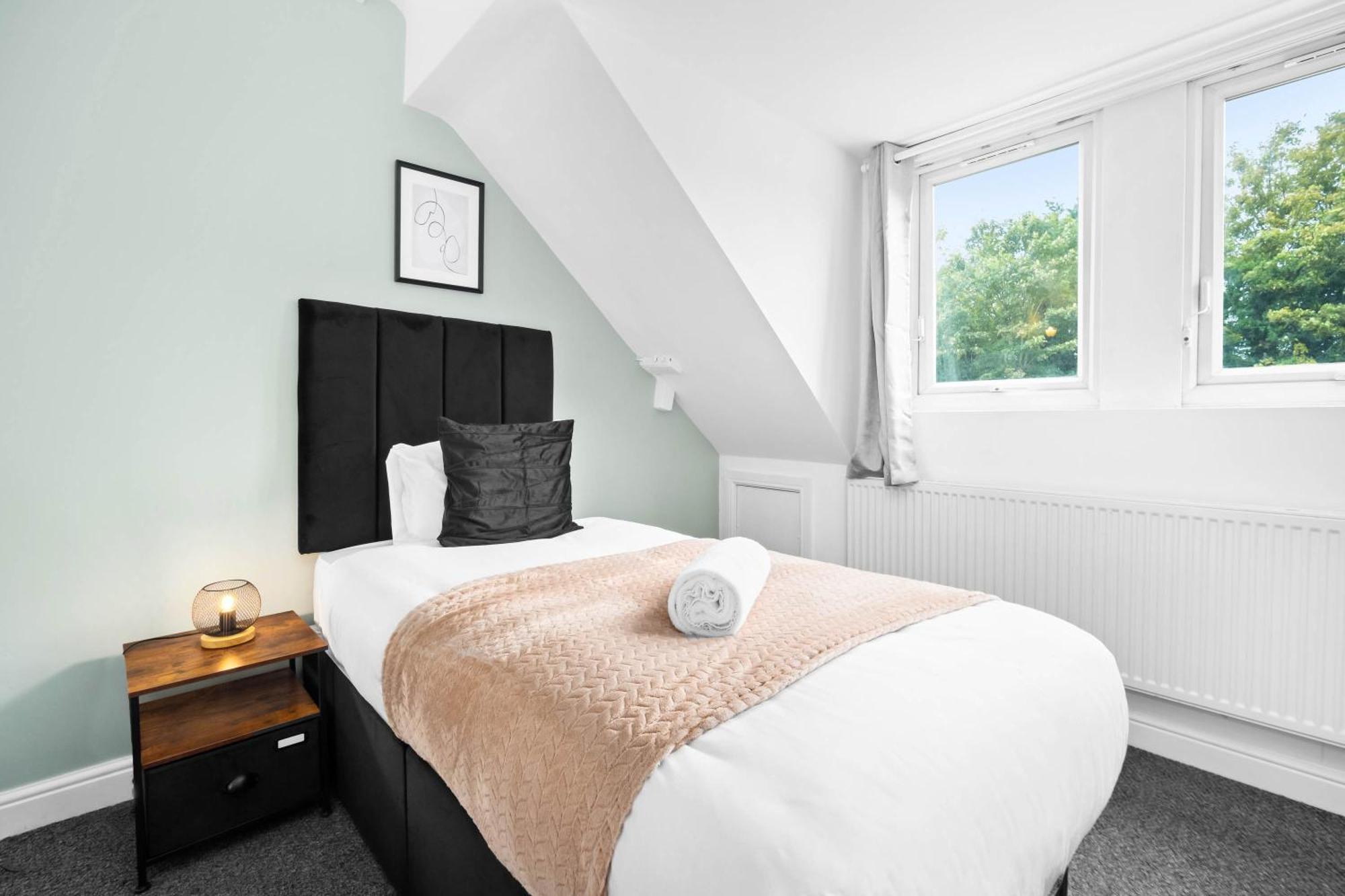Holiday home Three Bed House - Accommodates 7 - Parking - Garden - Harborne 465h