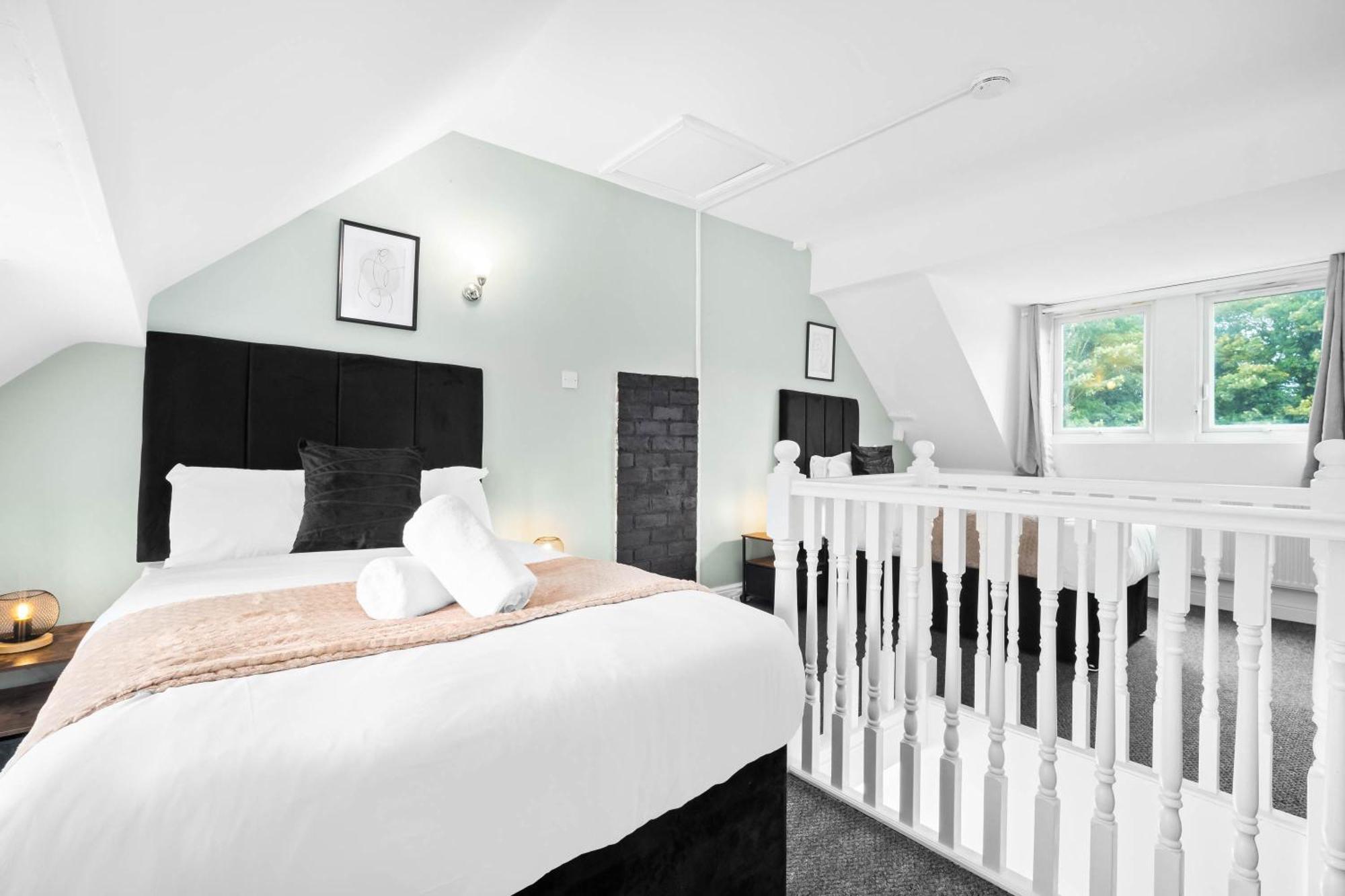 Three Bed House - Accommodates 7 - Parking - Garden - Harborne 465h * Birmingham
