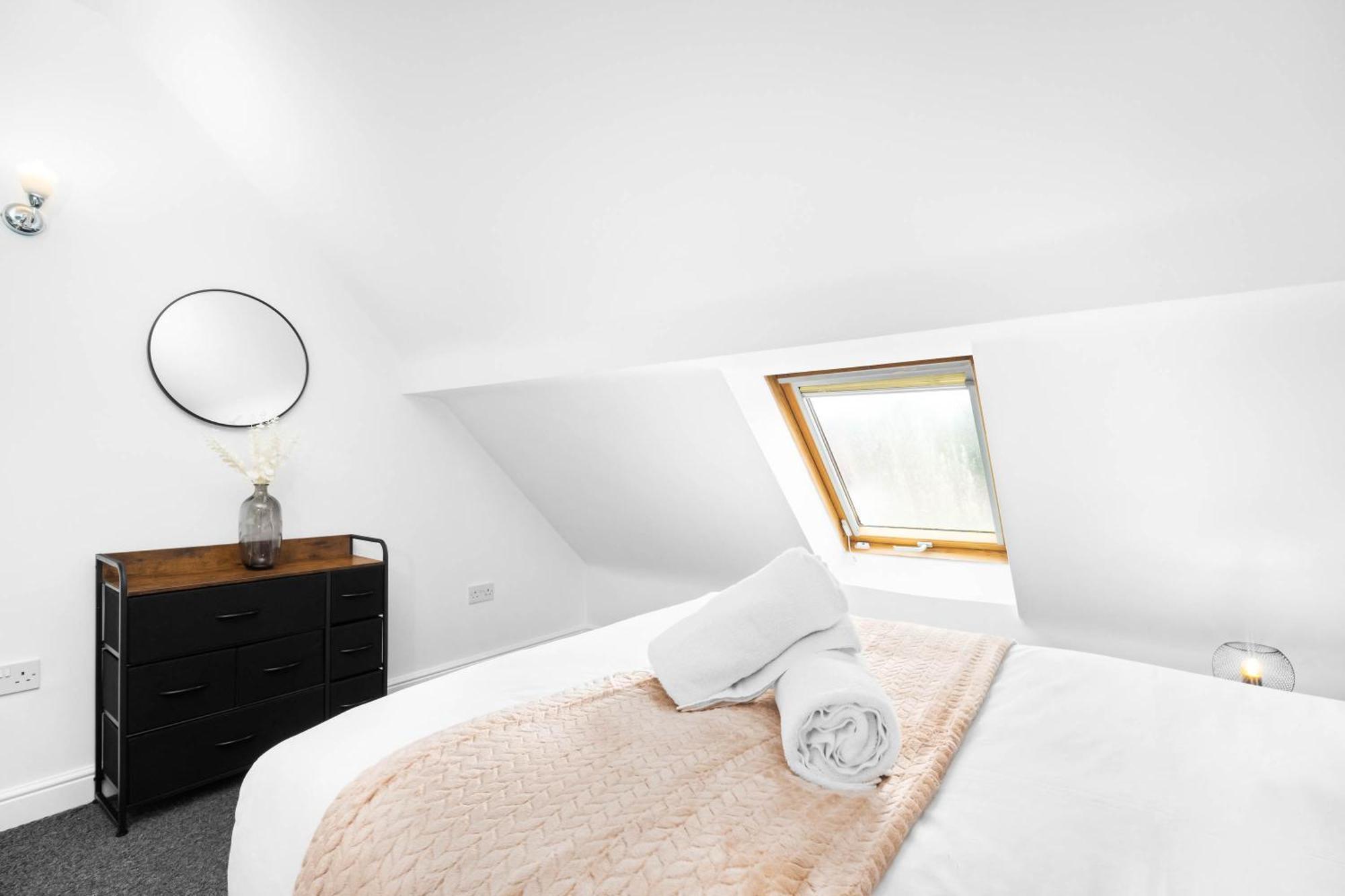 Three Bed House - Accommodates 7 - Parking - Garden - Harborne 465h