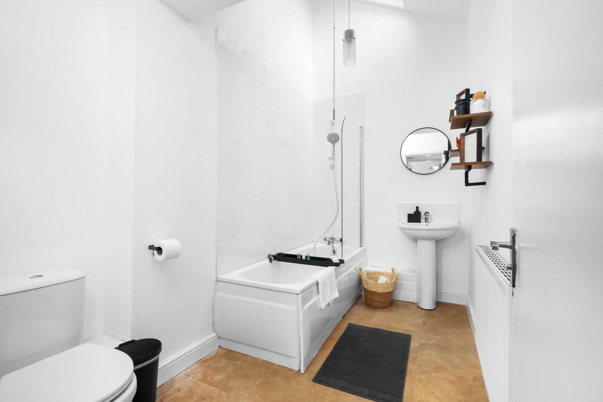 Three Bed House - Accommodates 7 - Parking - Garden - Harborne 465h Holiday home *