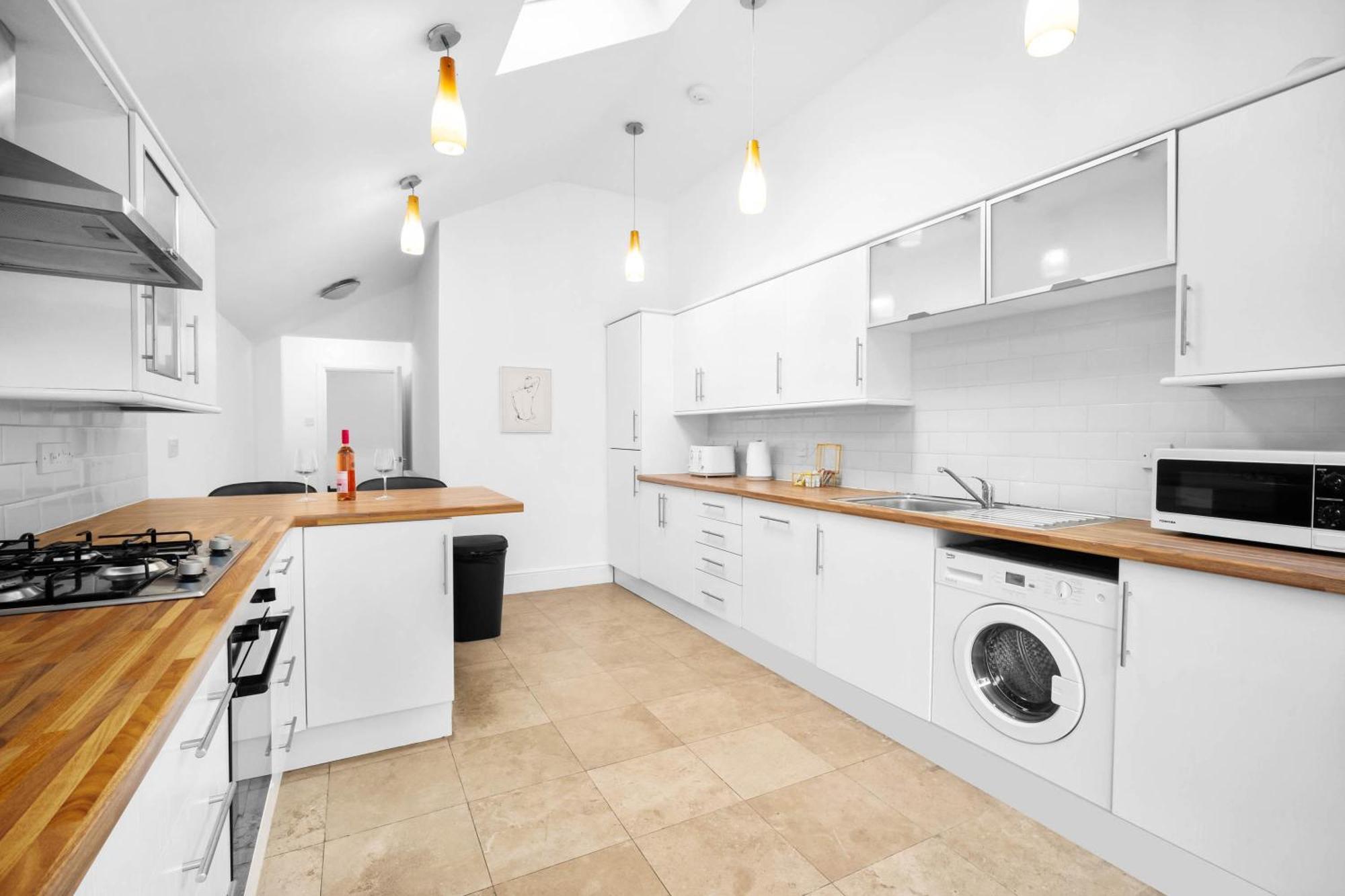 Three Bed House - Accommodates 7 - Parking - Garden - Harborne 465h *