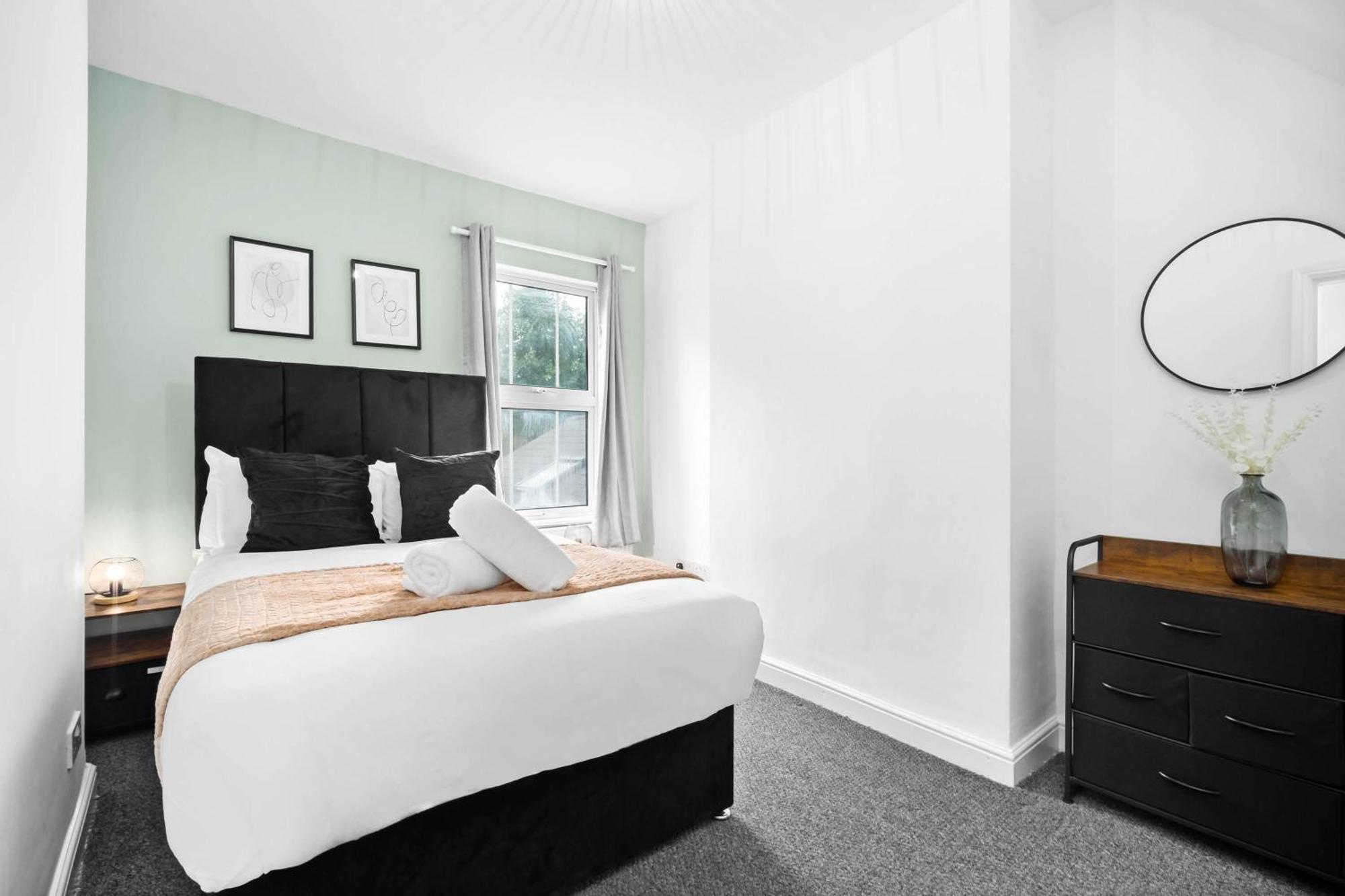 Three Bed House - Accommodates 7 - Parking - Garden - Harborne 465h Birmingham