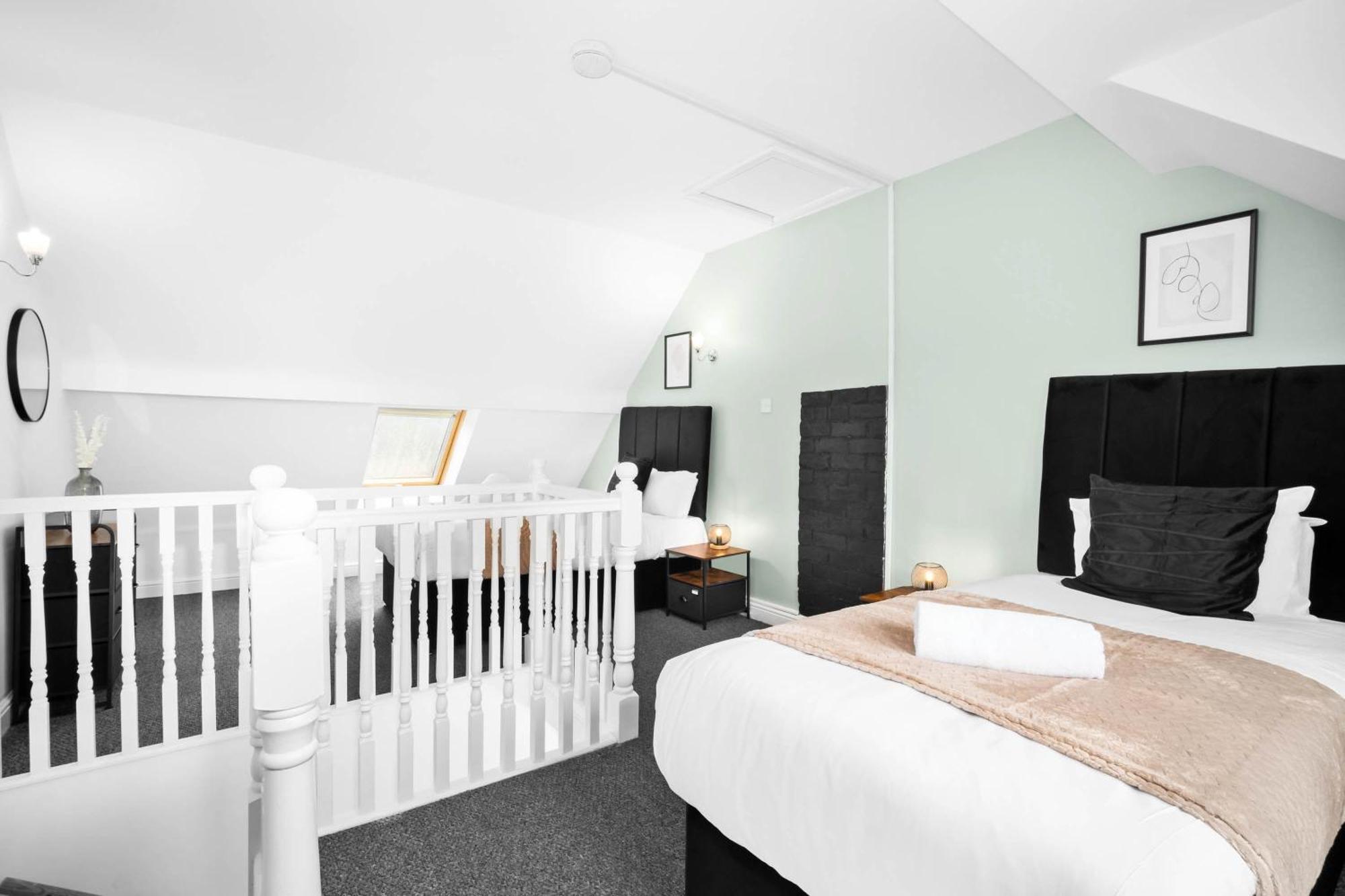 Holiday home Three Bed House - Accommodates 7 - Parking - Garden - Harborne 465h Birmingham