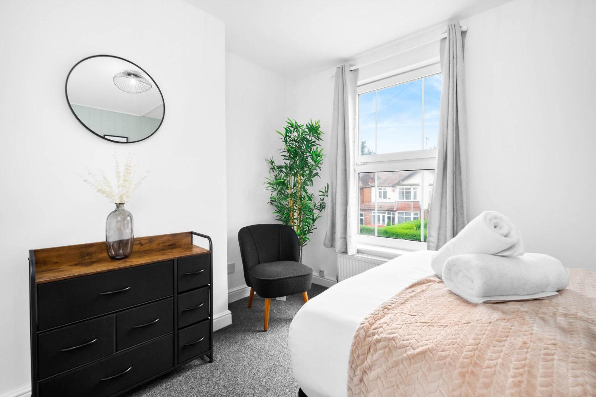 Three Bed House - Accommodates 7 - Parking - Garden - Harborne 465h